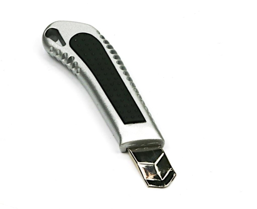 Nożyk łamany w aluminiowej oprawie z ostrzem 18mm  2
