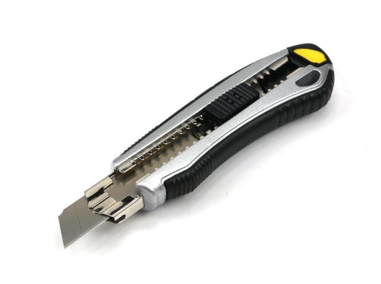 Nożyk łamany 18mm w aluminiowej obudowie z 6 ostrzami zapasowymi Waryński