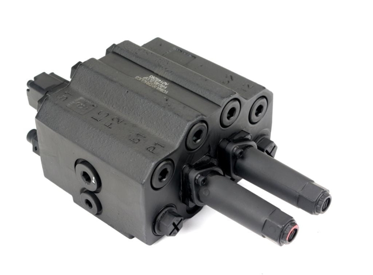 Rozdzielacz hydrauliczny do ładowaczy czołowych 2-sekcyjny (1 x sekcja pływająca) max przepływ 90L - sterowany na linkę i joystick VOIMA 2