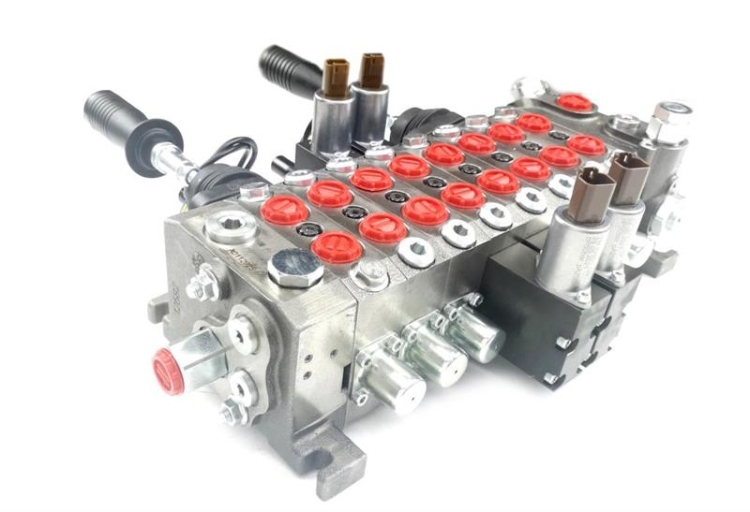 Rozdzielacz 8 sekcyjny. przyczepy leśne 70 l/min (2 sekcje krzyżowe z elektrycznymi joystickami oraz 2 dźwignie do podpór) 3