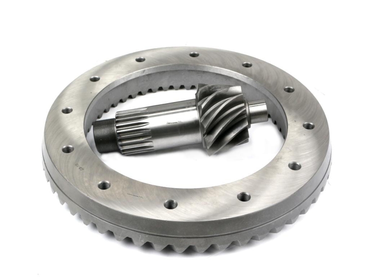 Wałek atakujący z kołem - przekładnia przedniego mostu Ursus C-385 WARYŃSKI 2