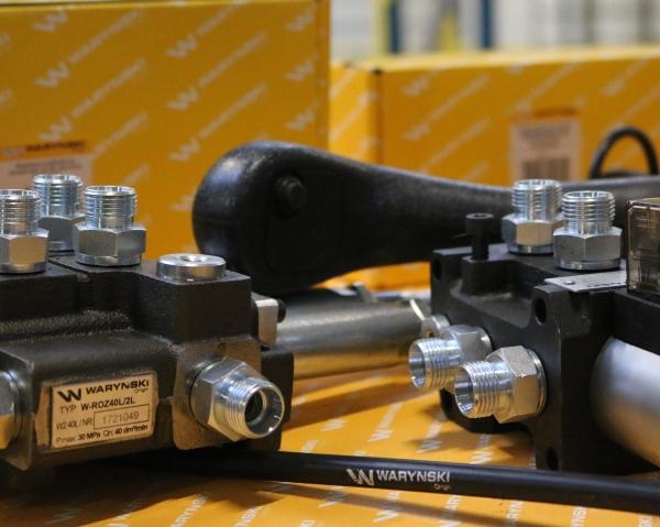 Zestaw: Rozdzielacz 2-sek. + Elektrozawór + Joystick z przyciskiem + Elementy złączne + Linki na kulkę stalową 2000mm Waryński 2