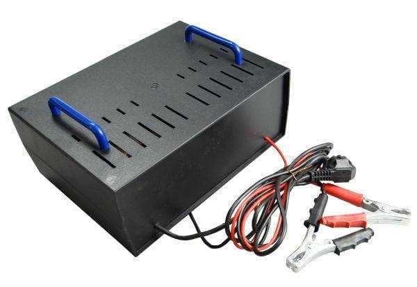 Prostownik wzmocniony z rozruchem 12V/24V 32A/380A Hertz 2
